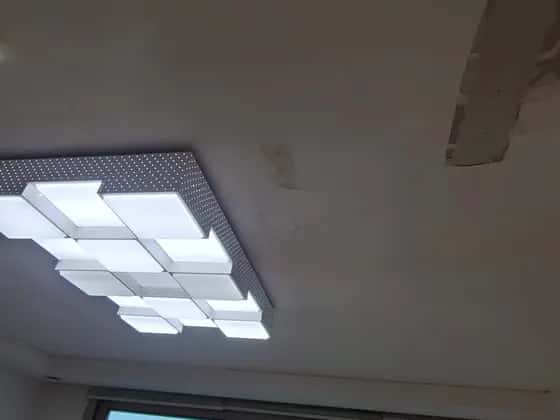 격자 조명 주변에 번진 천장 얼룩