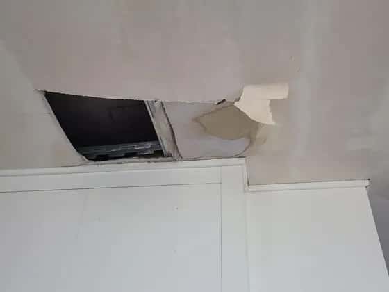 천장 한쪽이 뚫려 검게 드러난 자리